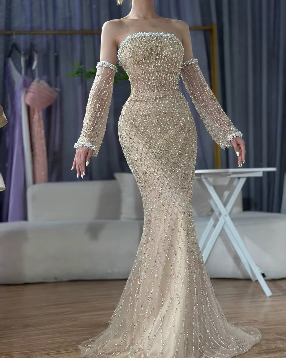 Dress with a pearl-decorated sleeve