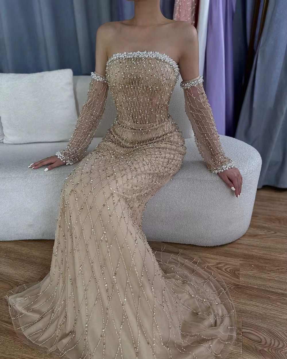 Dress with a pearl-decorated sleeve