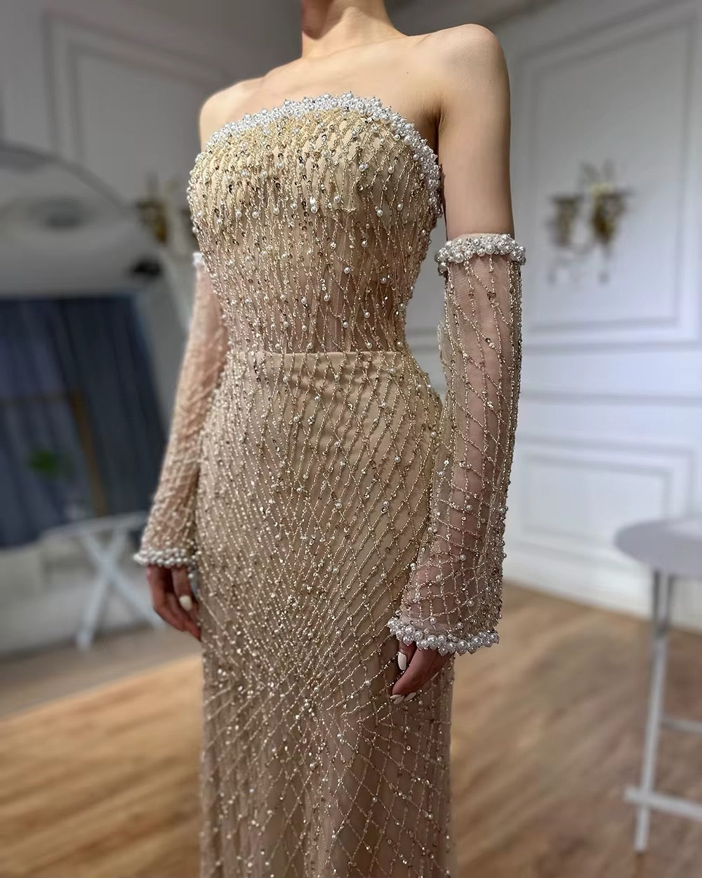 Dress with a pearl-decorated sleeve