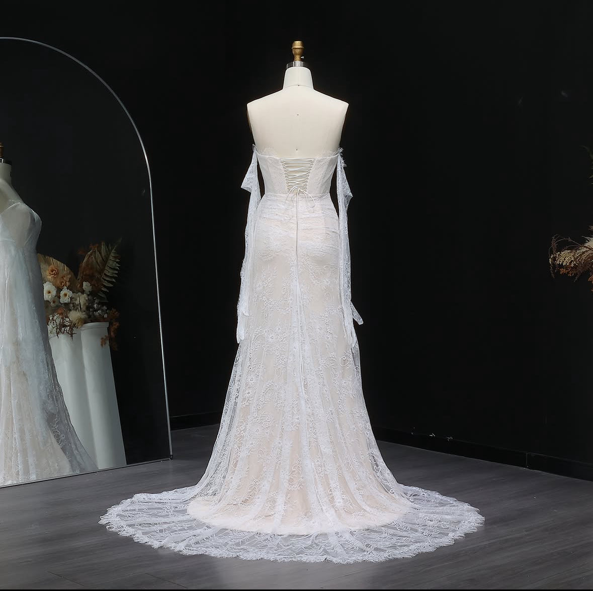 Elegant Luxury Lace Dress with Detached Sleeves