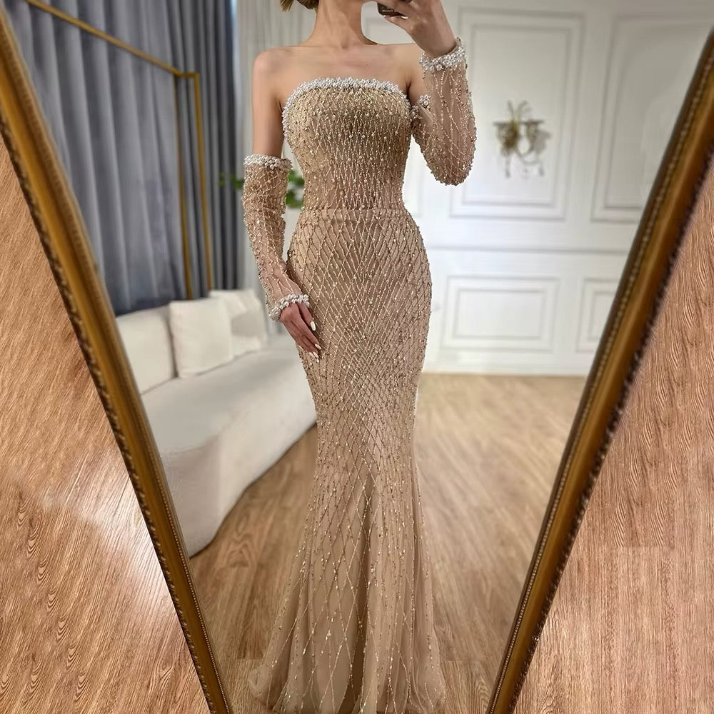Dress with a pearl-decorated sleeve